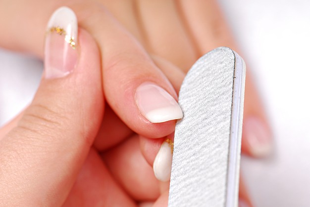 Use nail file to shape your fingernails | Number76